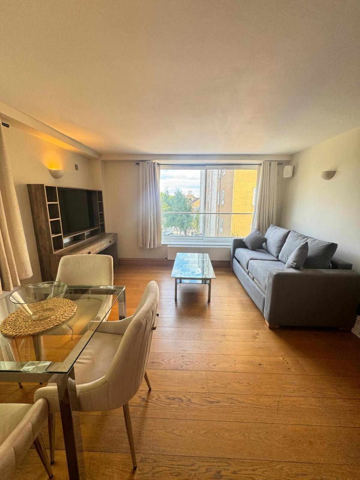 Westwood House Apartament
