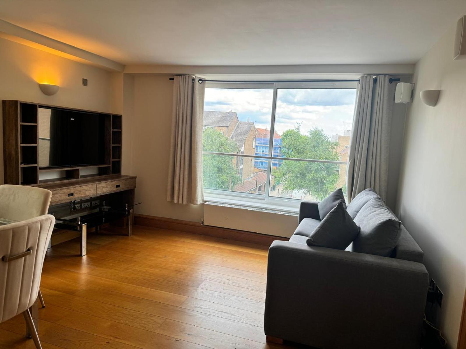 Westwood House Apartament *