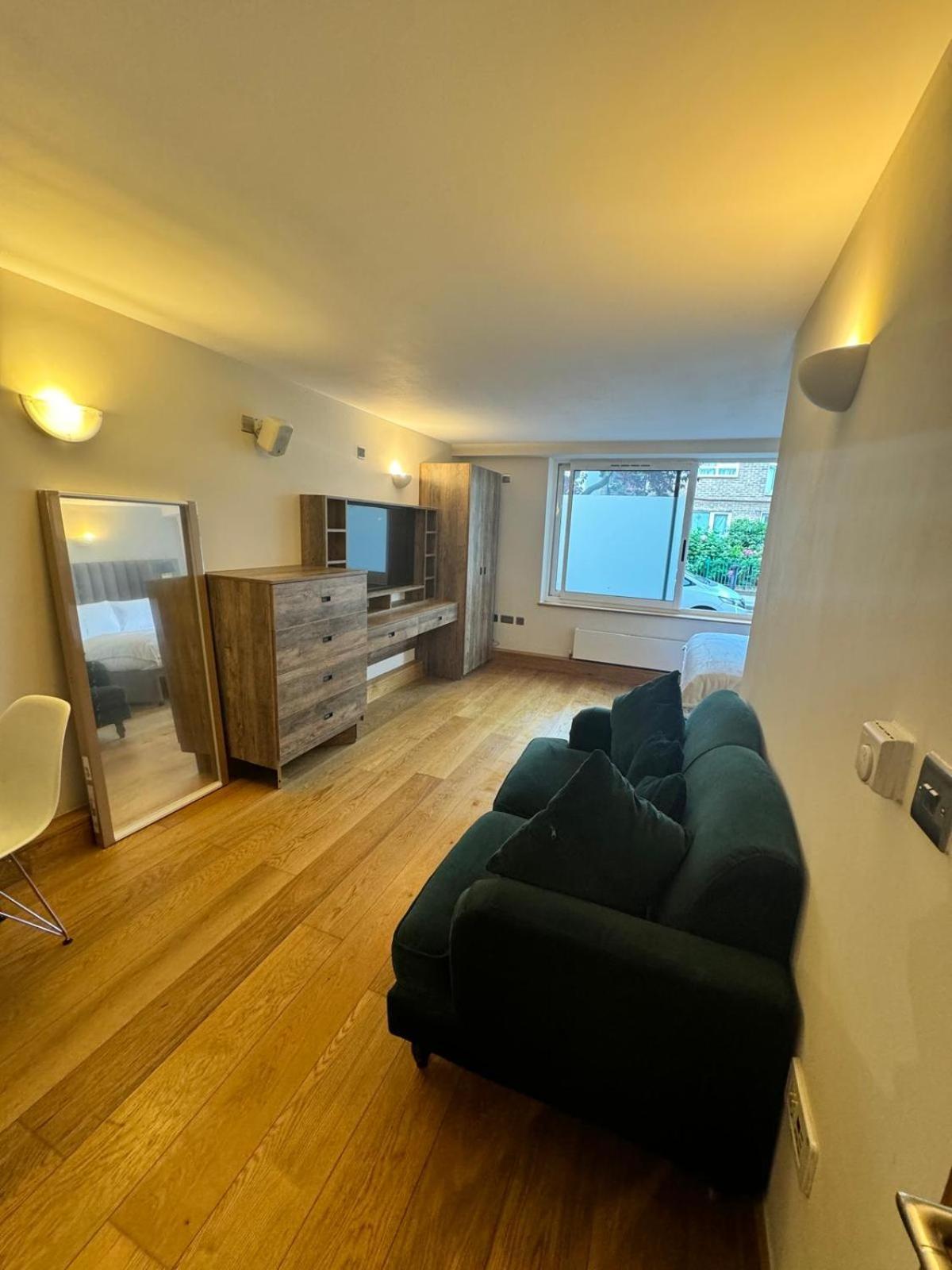 Westwood House Apartament