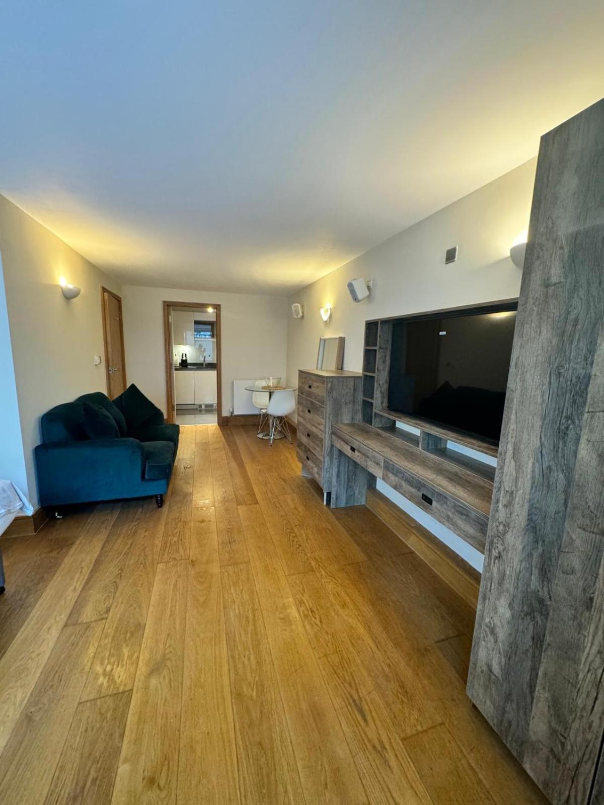 Westwood House Apartament