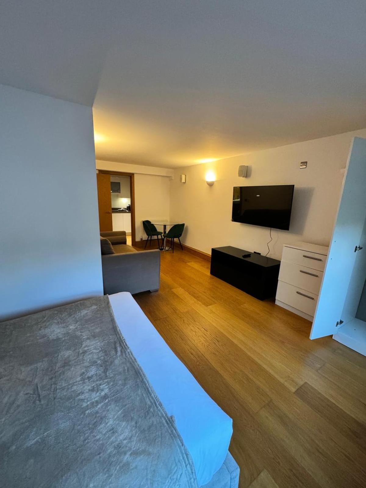 Westwood House Apartament