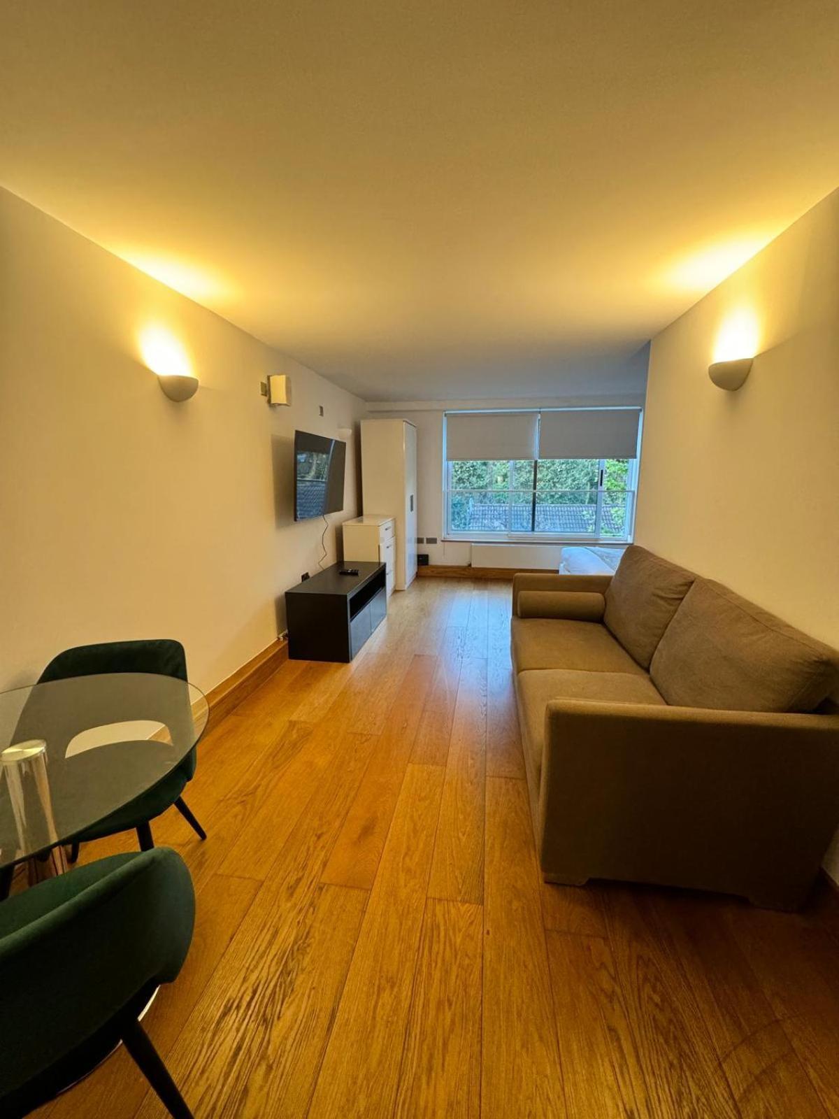 Westwood House Apartament