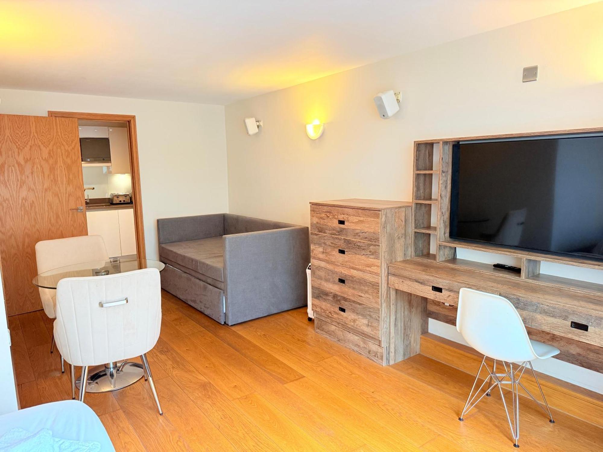 Westwood House Apartament *
