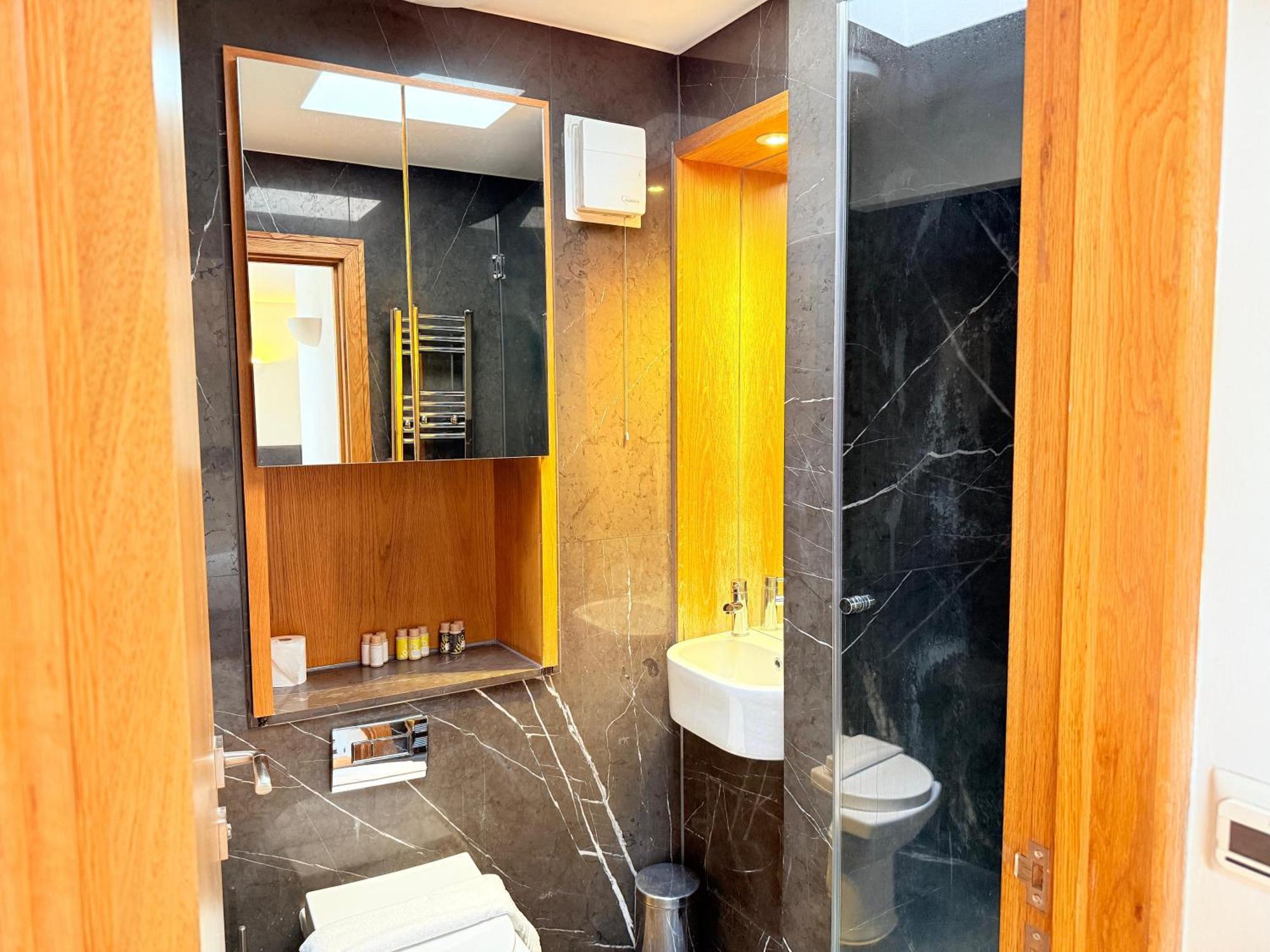Westwood House Apartament